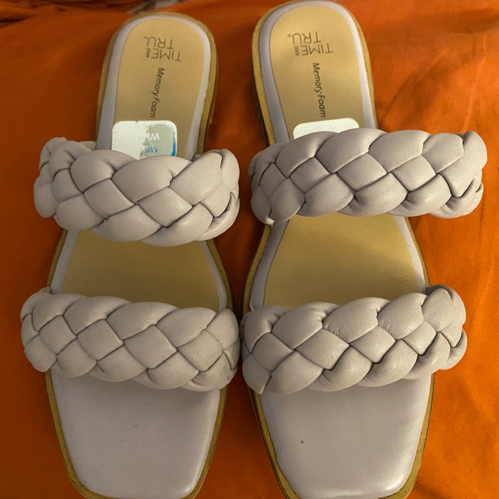Size 8 wide light purple sandals 💜